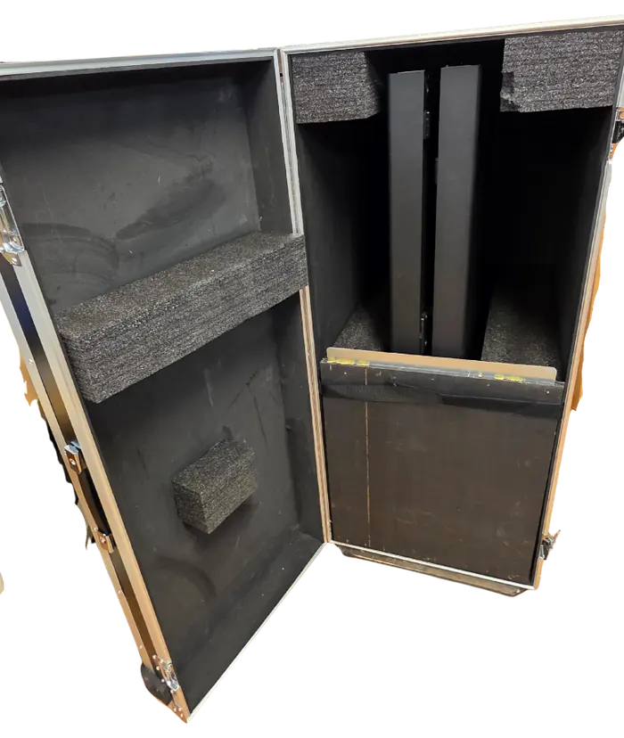 Öppet flightcase med skärmen packad i skumgummi