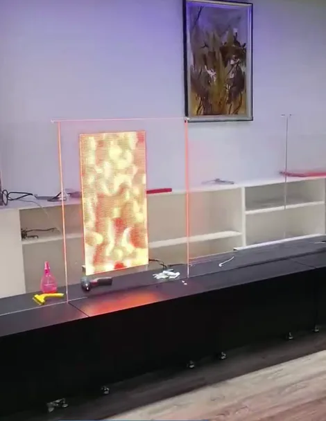Holografisk panel tänd i vårt showroom, med hyllorna bakom synliga rakt genom den lysande ytan